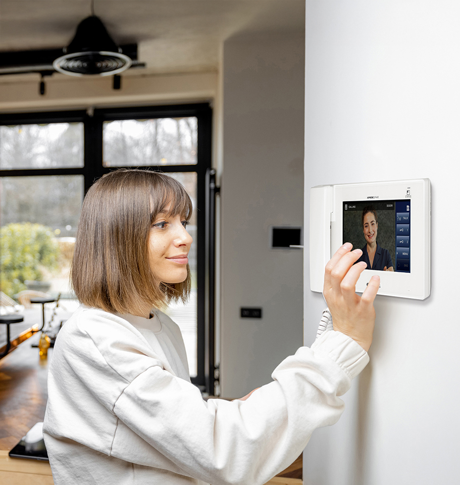 Woman Calling GT Door Station